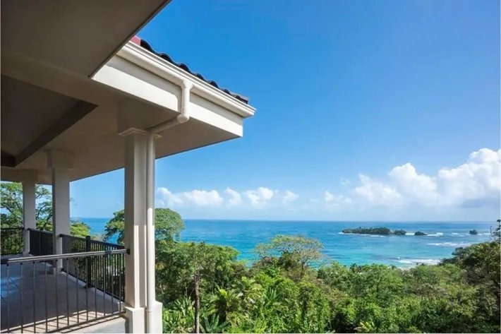 Se vende lujoso apartamento con vista al mar en Bocas del Toro