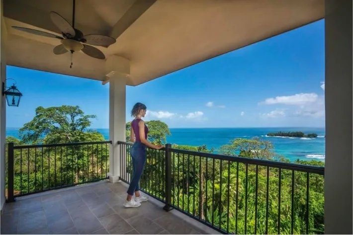 Se vende lujoso apartamento con vista al mar en Bocas del Toro