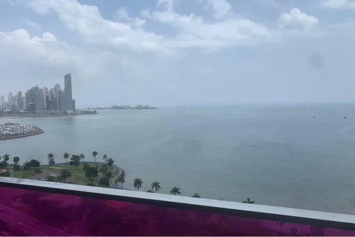 Se alquila lujoso apartamento en PH Element, Avenida Balboa