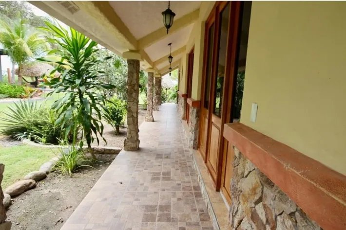 Venta de Casa Amoblada Frente al Mar en Costa Esmeralda
