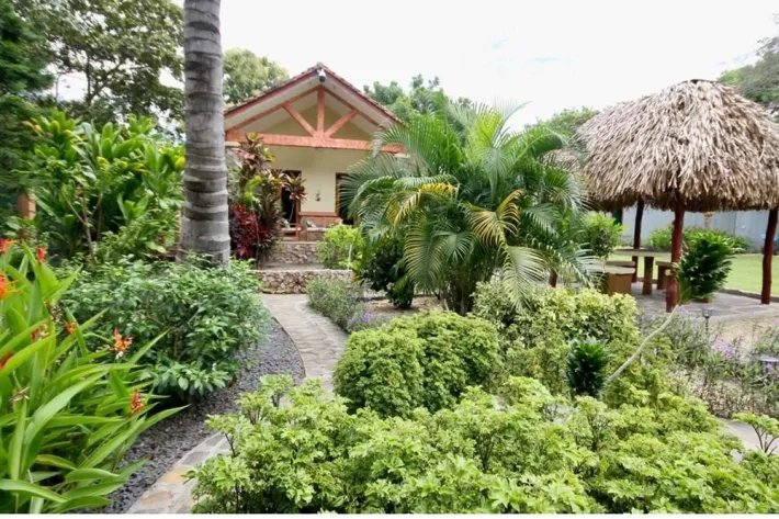 Venta de Casa Amoblada Frente al Mar en Costa Esmeralda