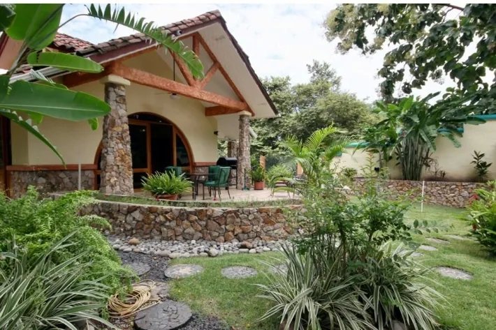 Venta de Casa Amoblada Frente al Mar en Costa Esmeralda