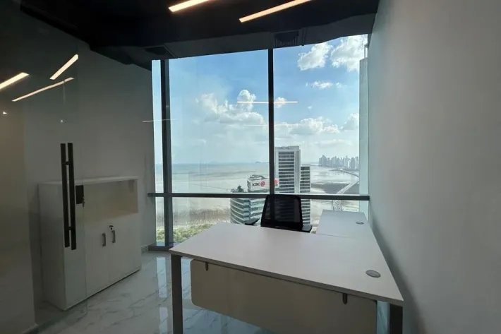 Se alquila oficina amoblada en Costa del Este, Panamá