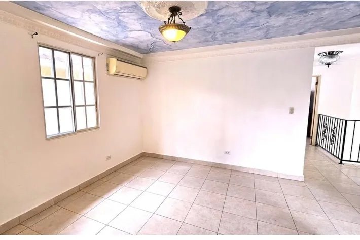 Venta de casa Duplex en Dorado Lakes, Condado Del Rey