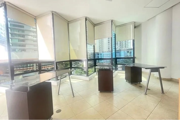 Large semi-furnished office for rent in Obarrio, Panama