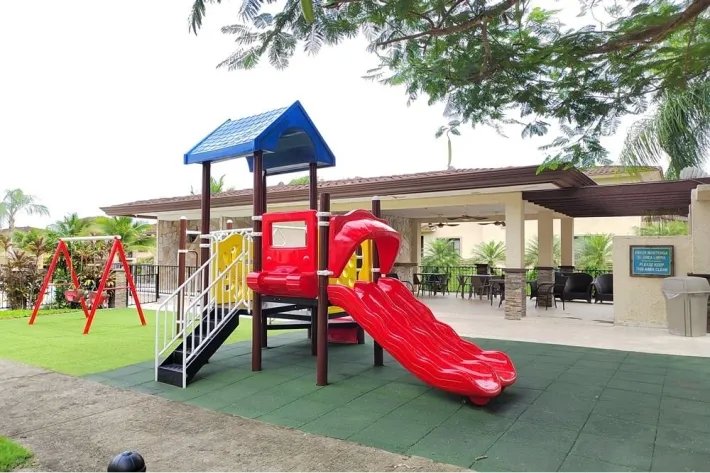 Venta de Town Home en Embassy Club, Clayton