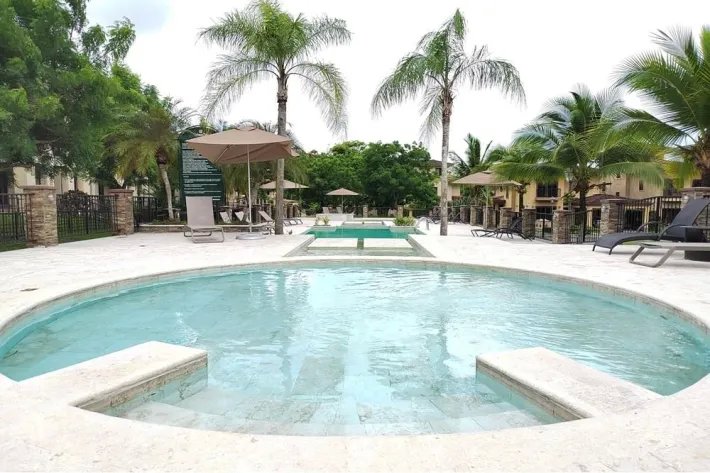 Venta de Town Home en Embassy Club, Clayton