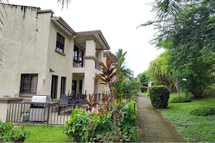 Venta de Town Home en Embassy Club, Clayton