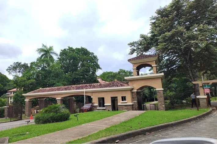 Venta de Town Home en Embassy Club, Clayton