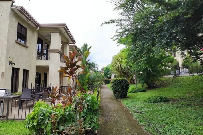 Venta de Town Home en Embassy Club, Clayton