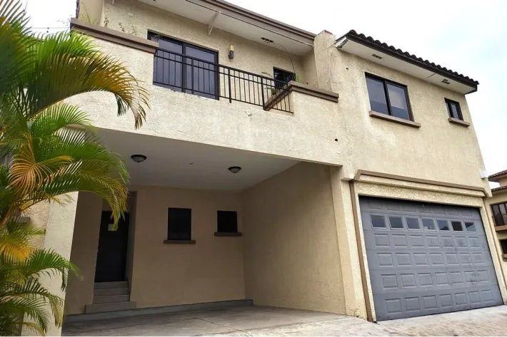 Venta de Town Home en Embassy Club, Clayton