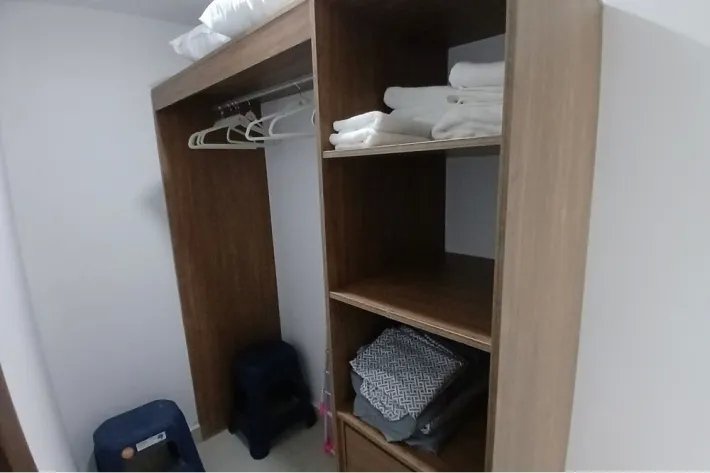 Alquiler de céntrico apartamento amoblado en Vía España, cerca del metro