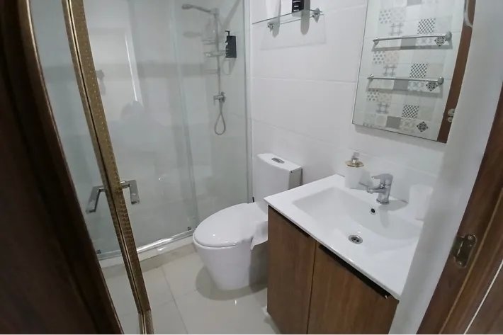 Alquiler de céntrico apartamento amoblado en Vía España, cerca del metro