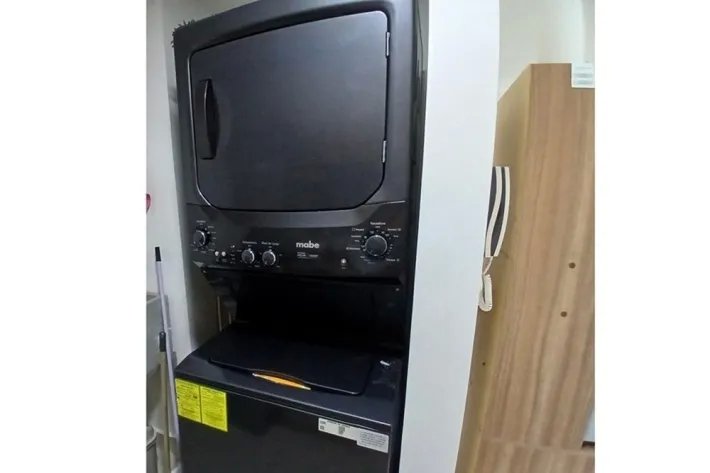 Alquiler de céntrico apartamento amoblado en Vía España, cerca del metro