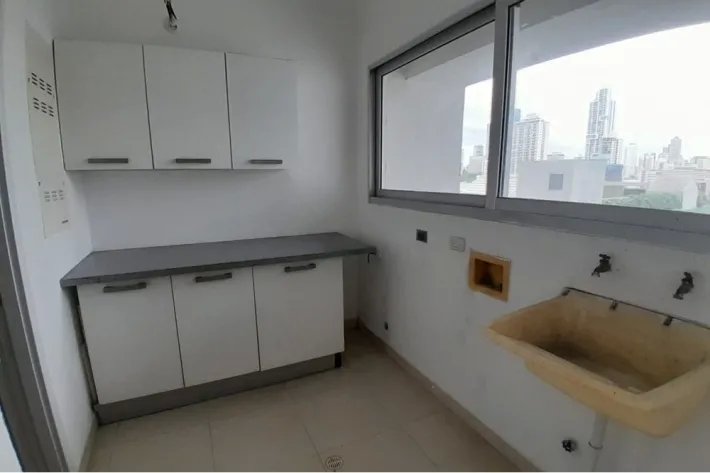 Venta de apartamento resposeído en Avenida Balboa, Bella Vista, Panamá