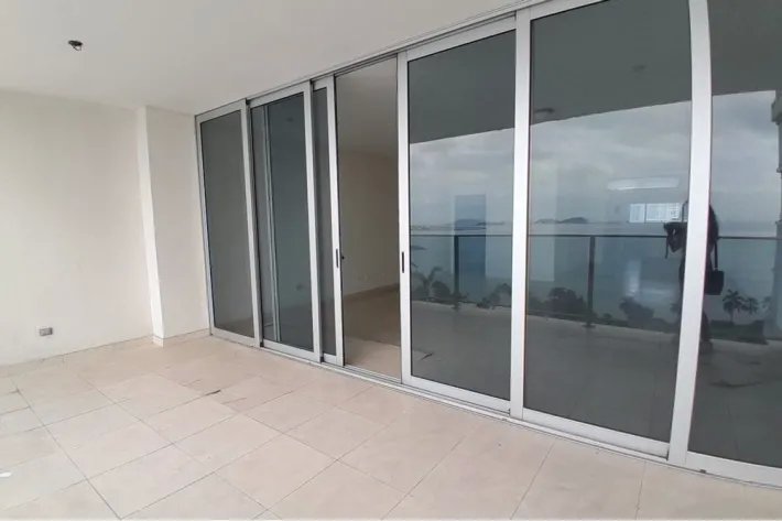Venta de apartamento resposeído en Avenida Balboa, Bella Vista, Panamá