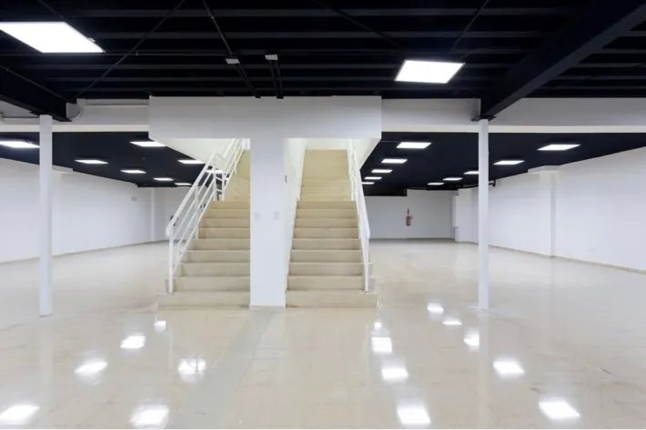 Se alquila local comercial en Plaza Agora en Chanis, Parque Lefevre
