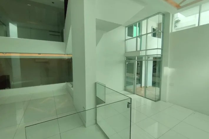 Se vende moderna casa en Altos del Golf