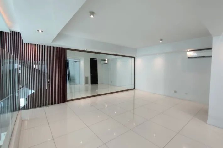 Modern house for sale in Altos del Golf