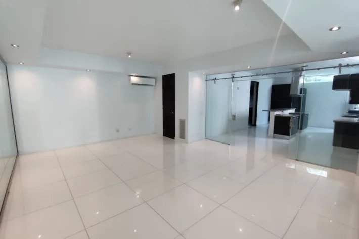 Modern house for sale in Altos del Golf