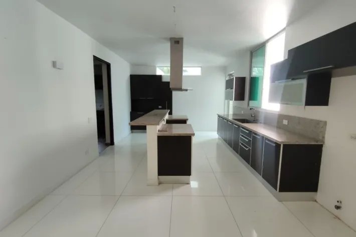 Modern house for sale in Altos del Golf