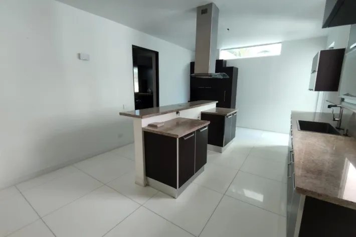 Modern house for sale in Altos del Golf