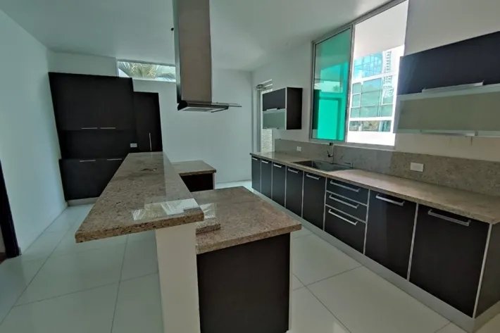 Modern house for sale in Altos del Golf