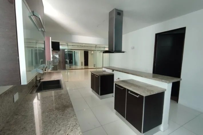 Modern house for sale in Altos del Golf