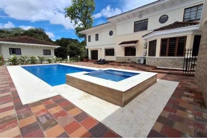 Se vende casa en Senderos de Caminos de Cruces, Ancón