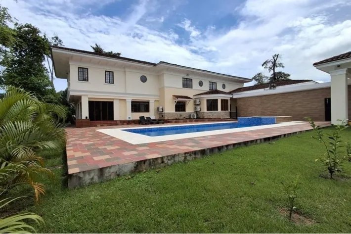 Se vende casa en Senderos de Caminos de Cruces, Ancón