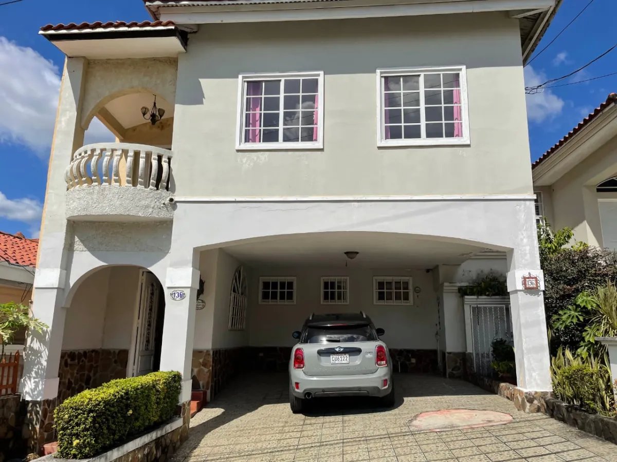 Se vende casa en Residencial El Doral, Altos del Bosque