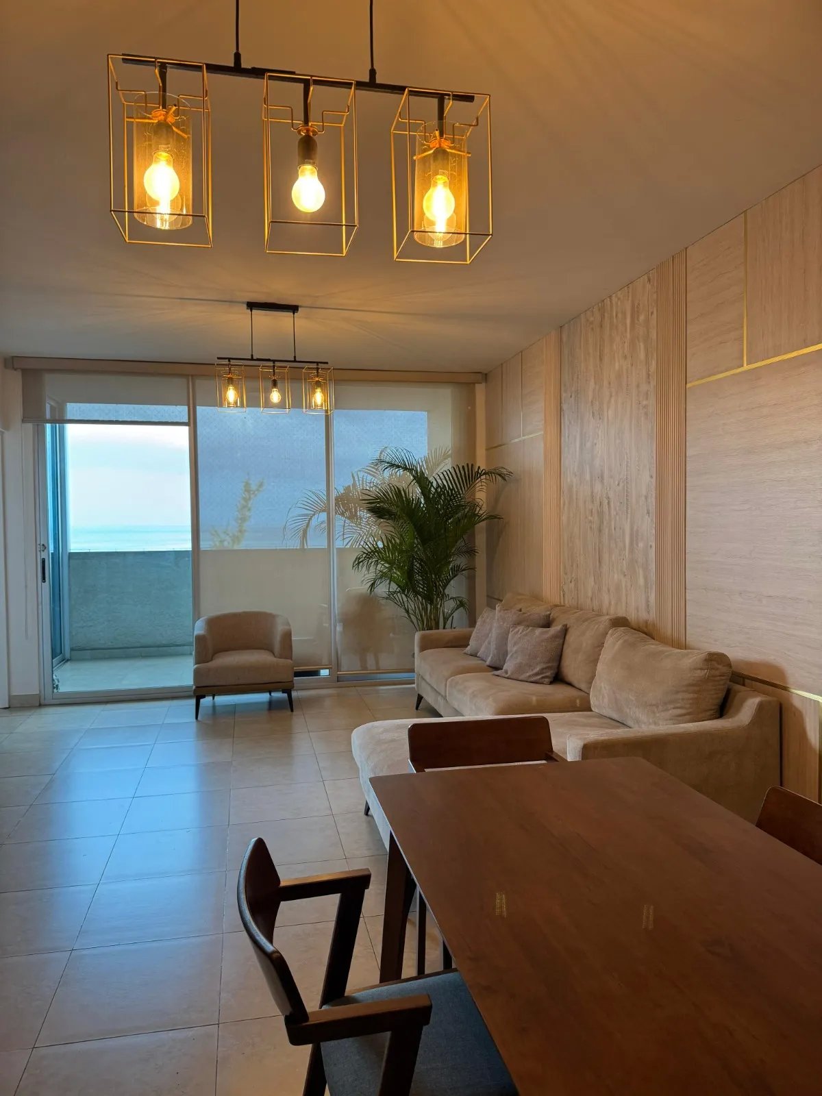 Se alquila apartamento amoblado moderno, en la Av. Balboa