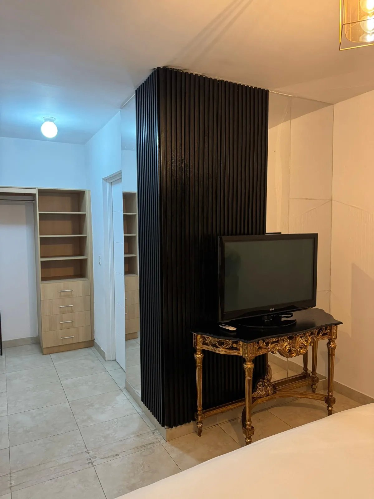 Se alquila apartamento amoblado moderno, en la Av. Balboa