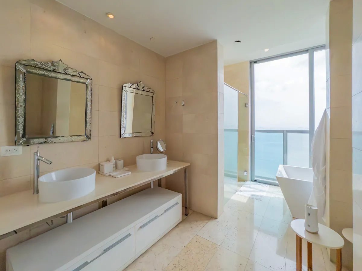 Apartment For Sale in Avenida Balboa