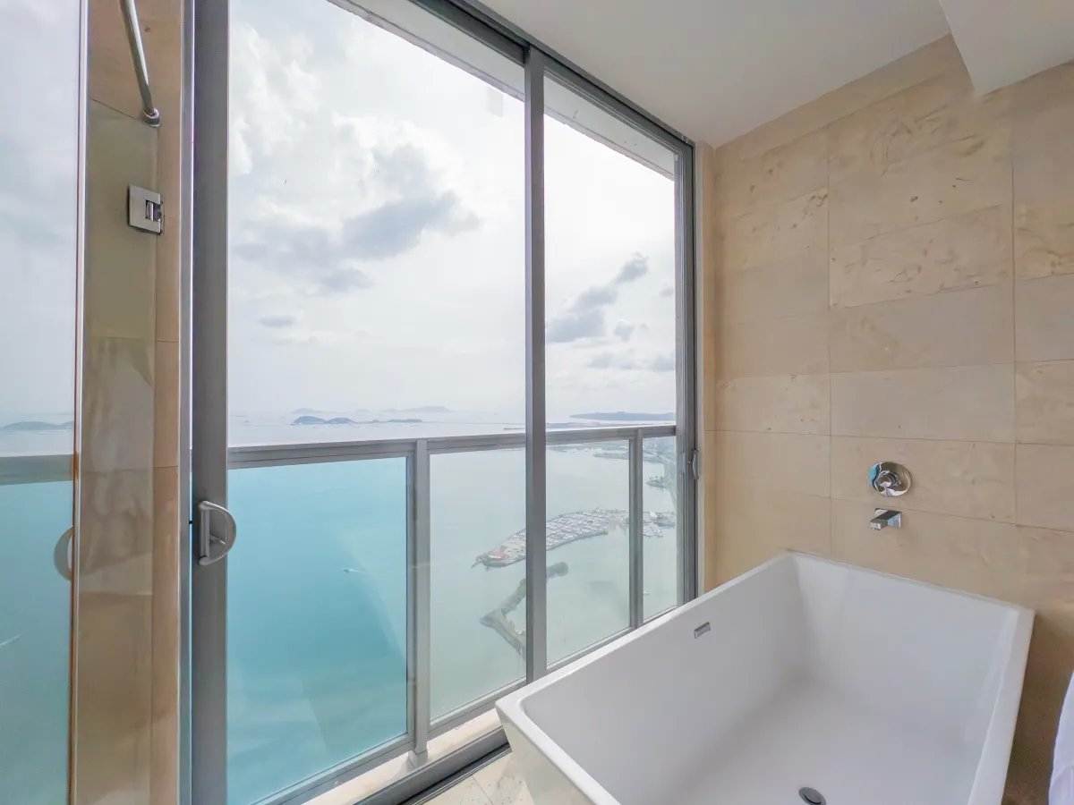 Apartment For Sale in Avenida Balboa