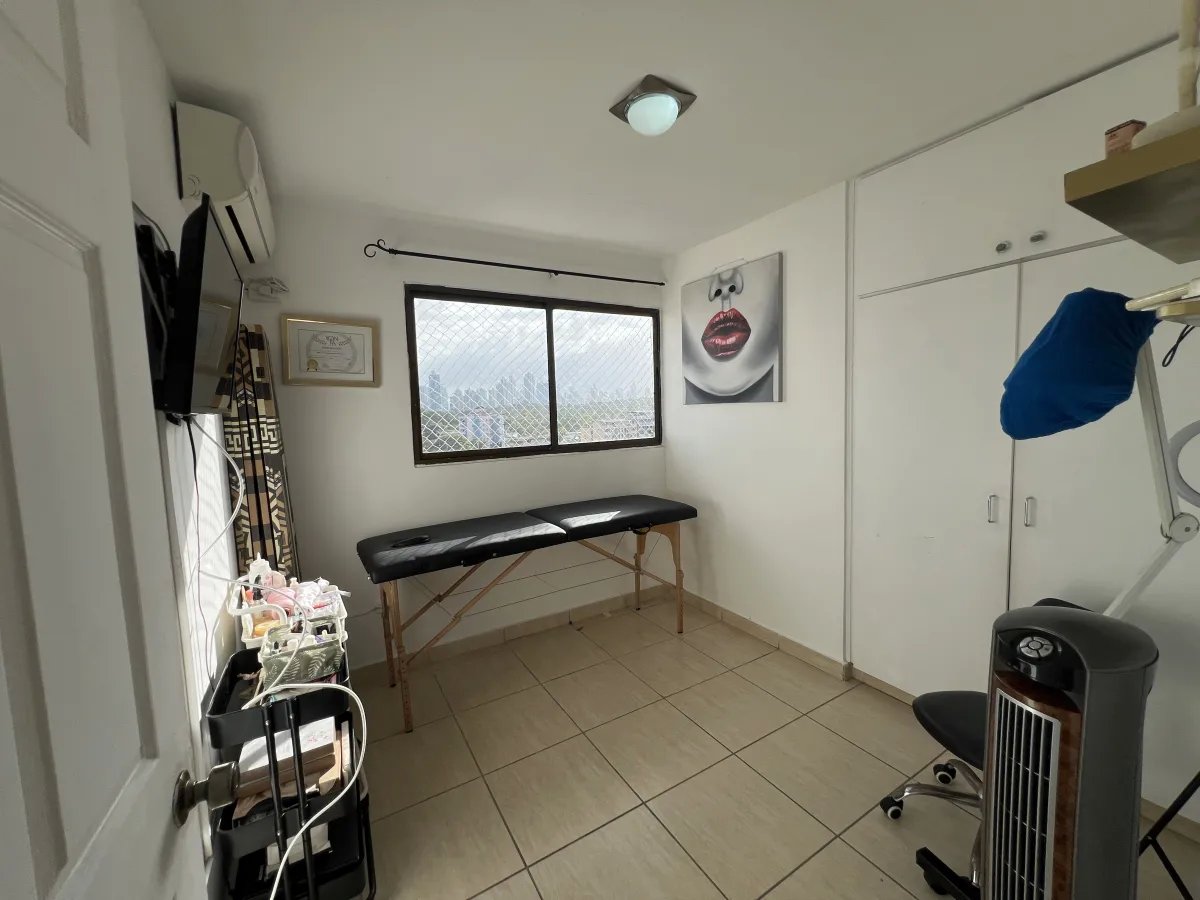 Apartment For Sale in Parque Lefevre