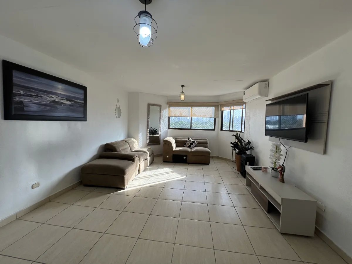 Apartment For Sale in Parque Lefevre