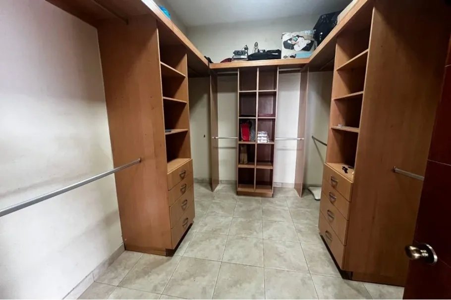 Venta de casa en Betania, PH. Castellanos, Apartamento A / 310m2