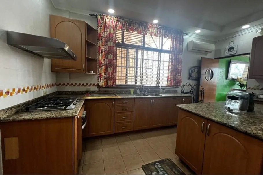 Venta de casa en Betania, PH. Castellanos, Apartamento A / 310m2