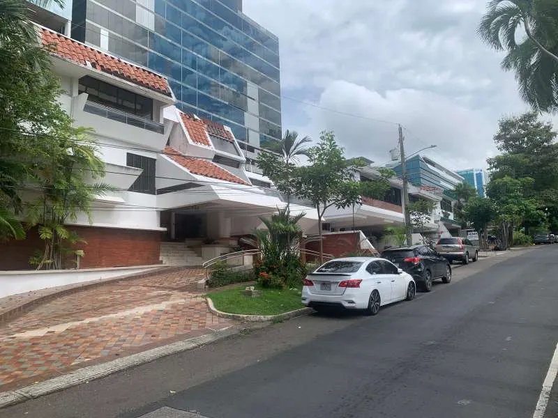 Se vende penthouse reposeído de 2 plantas en Obarrio, Panamá