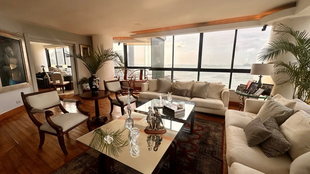 Apartment For Sale in Avenida Balboa