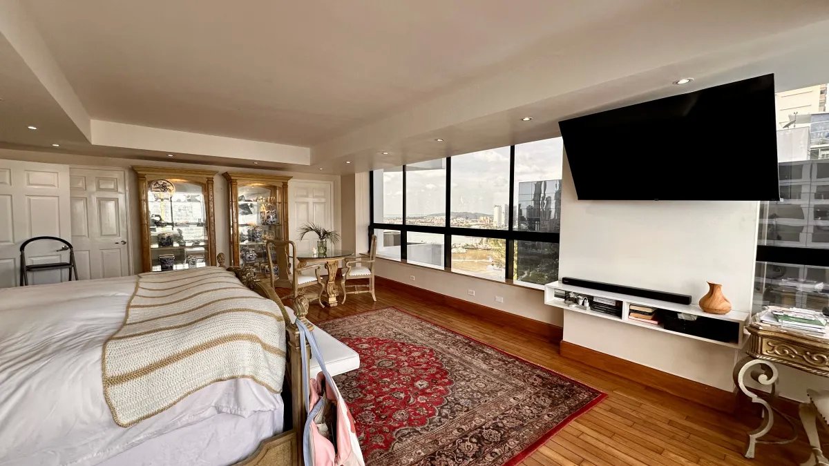 Apartment For Sale in Avenida Balboa