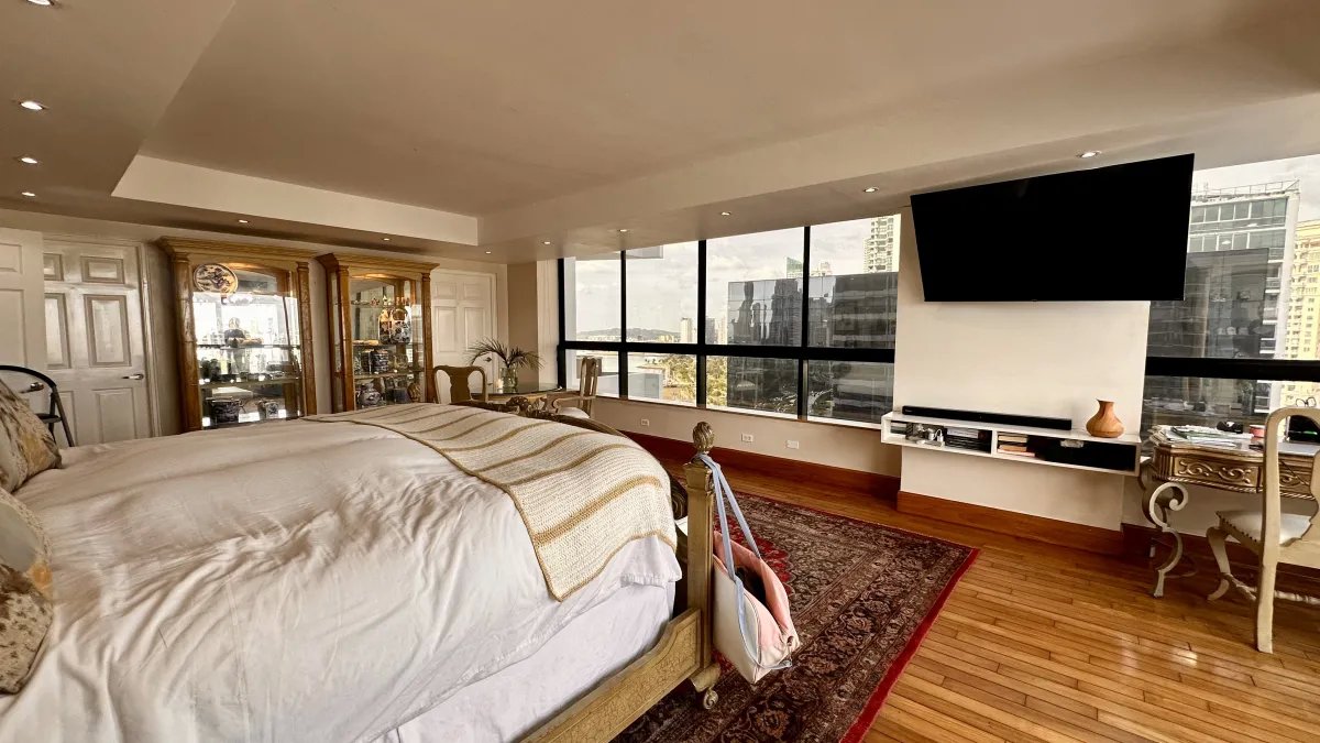 Apartment For Sale in Avenida Balboa