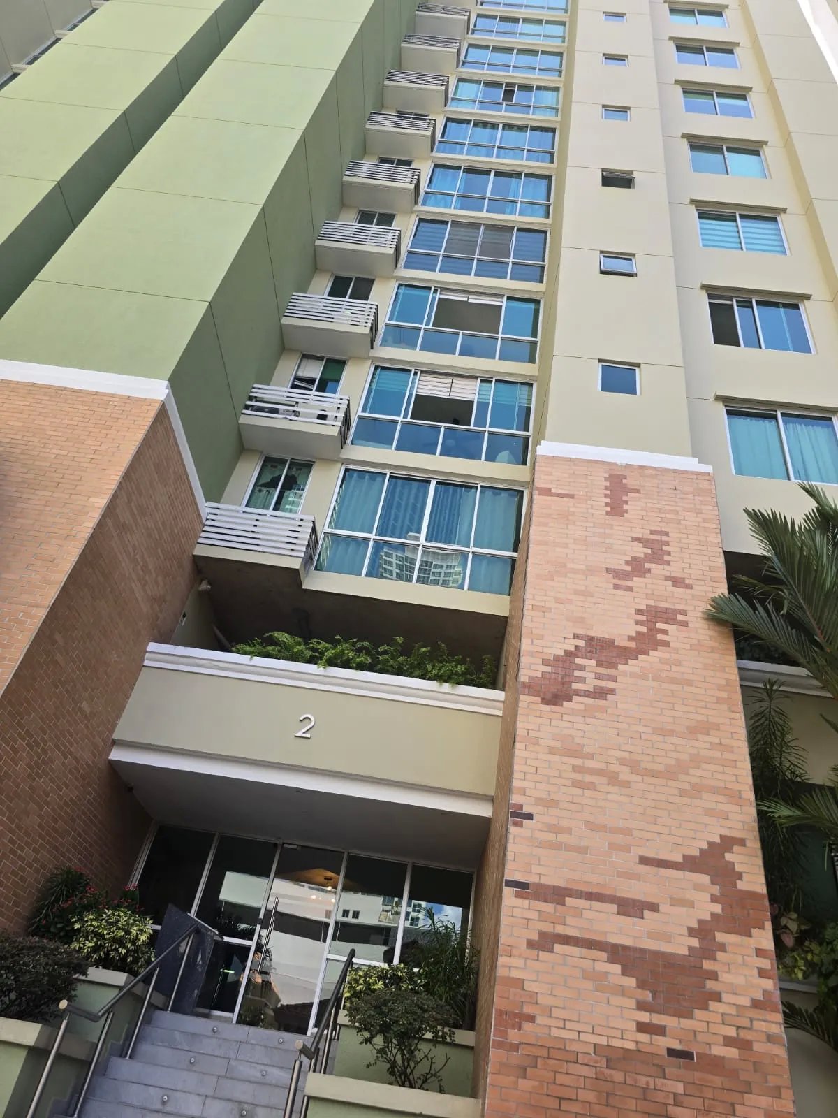 Venta de hermoso apartamento en P.H. Green Bay en Costa Del Este ( B/ 190,000)