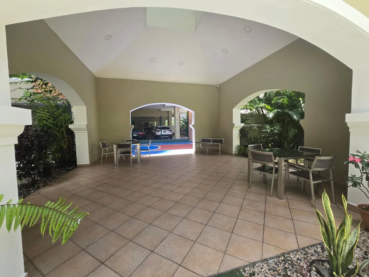 Venta de hermoso apartamento en P.H. Green Bay en Costa Del Este ( B/ 190,000)