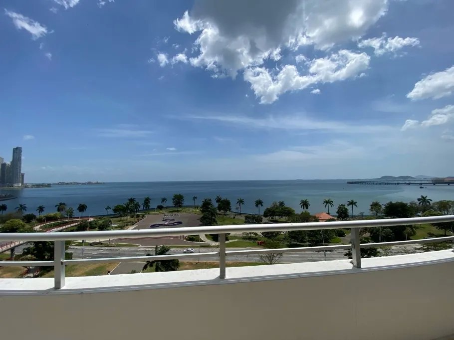 Alquiler de apartamento en Avenida Balboa, frente al mar