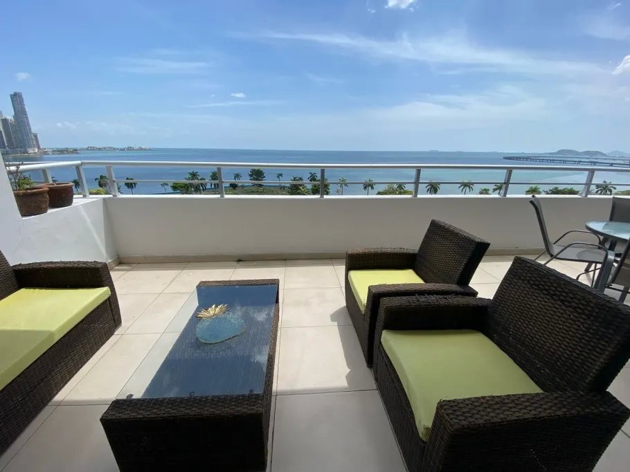 Alquiler de apartamento en Avenida Balboa, frente al mar