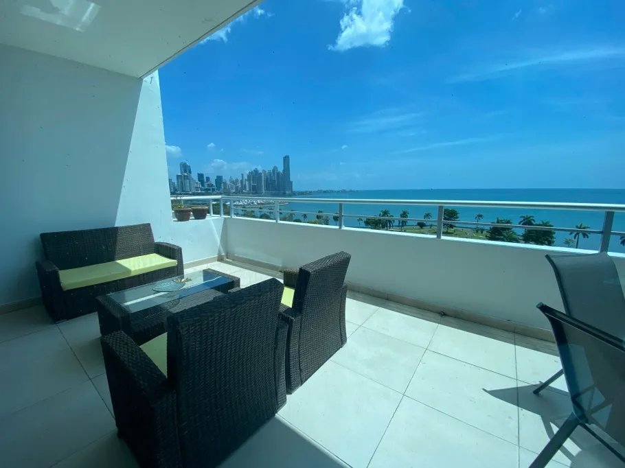 Alquiler de apartamento en Avenida Balboa, frente al mar