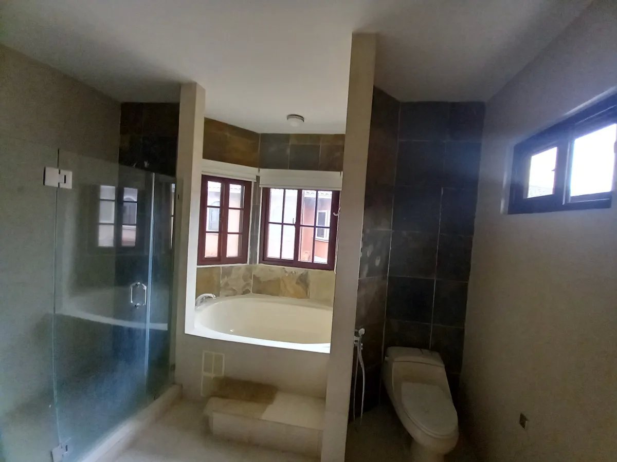 Venta de casa reposeída PH El Doral, Costa Sur