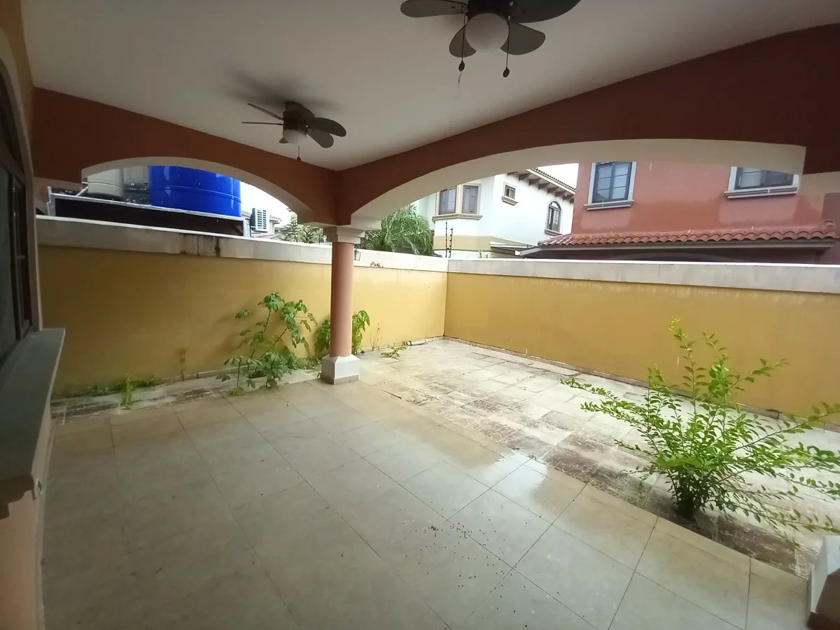 Venta de casa reposeída PH El Doral, Costa Sur